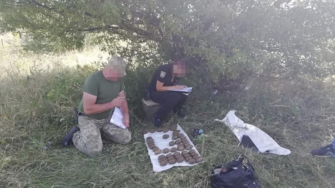 На Новоайдарщині виявили чергову схованку з боєприпасами та вибухівкою. ФОТО