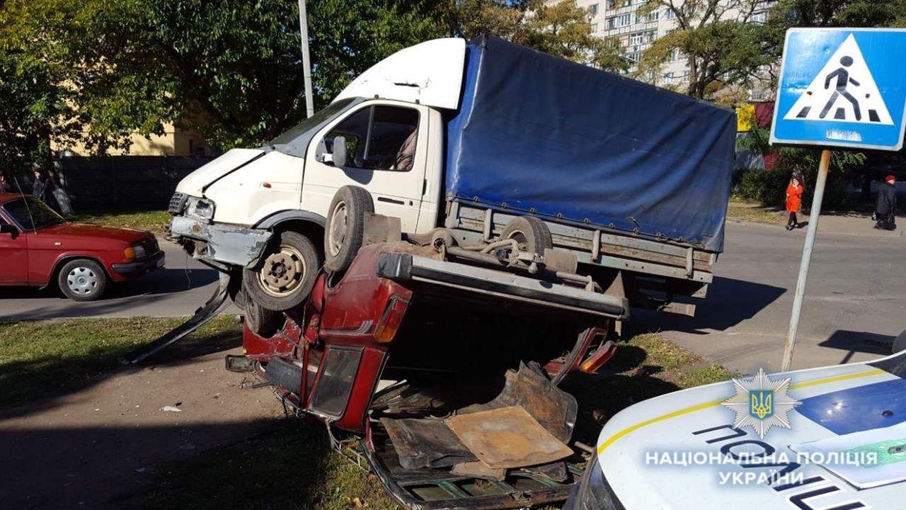 Вантажна ГАЗель та ВАЗ зіштовхнулись у Краматорську: травмована жінка