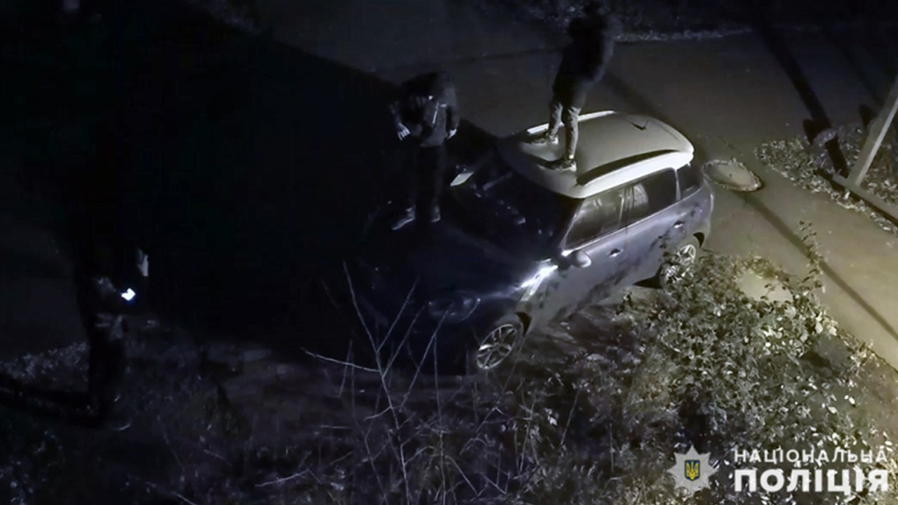 У Покровську знайшли трьох підлітків, що фотографувались, стрибаючи на авто