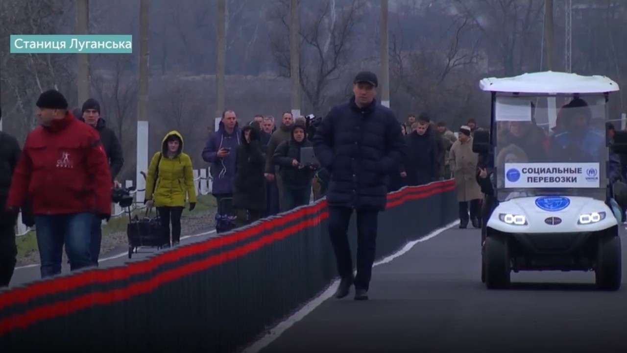 У Станиці Луганській відкрили відремонтований пішохідний міст