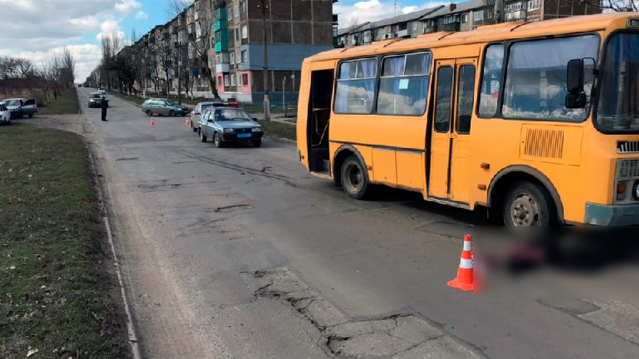 У Мирнограді під колесами автобуса загинула 72-річна жінка