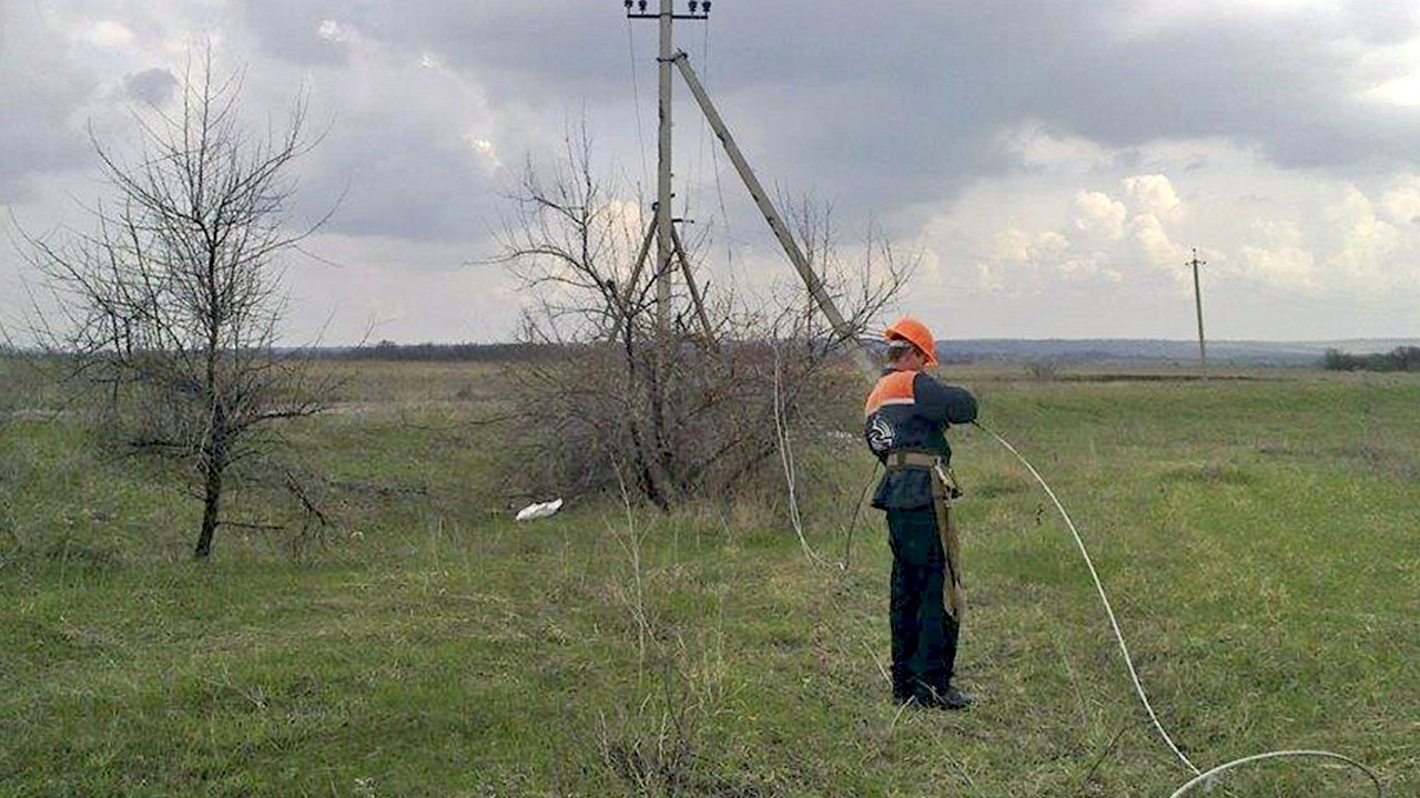 Ветер провода. Обрыв линии электропередач. Обрыв воздушной линии электропередач. Повреждение линий электропередач. Повреждение ЛЭП.