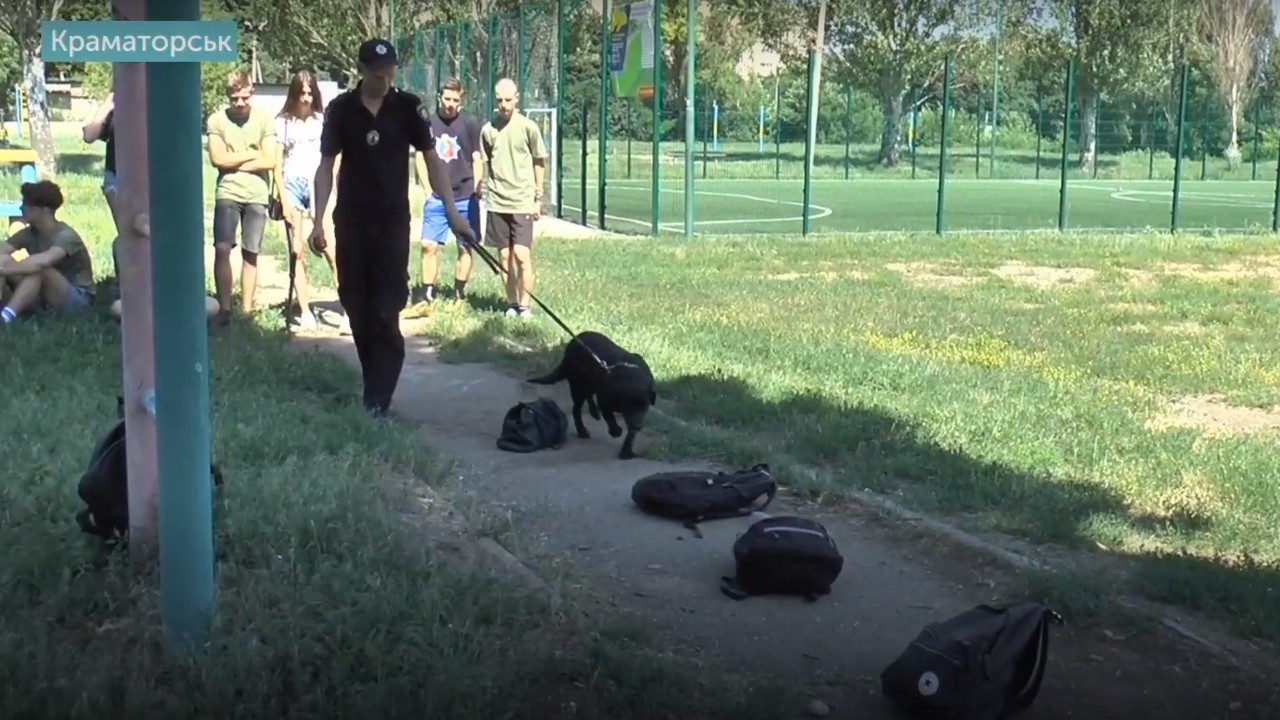 Поліцейські з собаками провели заняття для школярів у Краматорську
