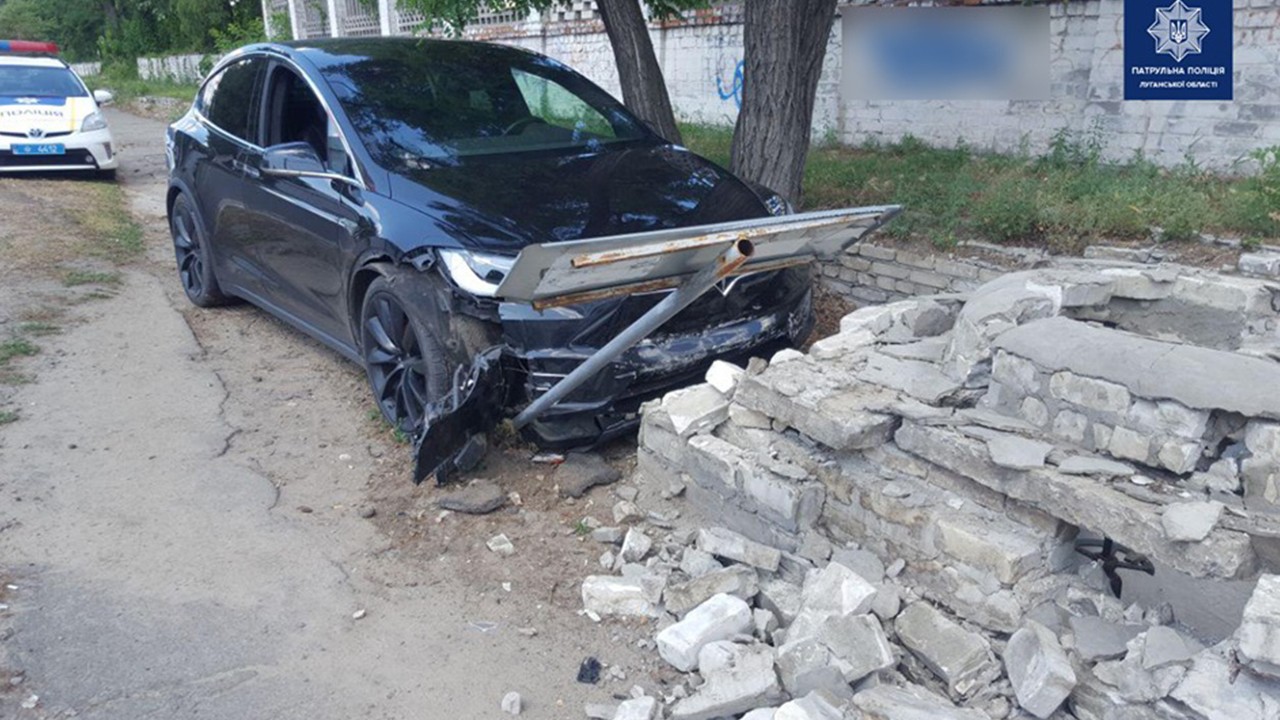 Знесені стовби та розбита Tesla: на Луганщині за добу стались 4 ДТП. ФОТО