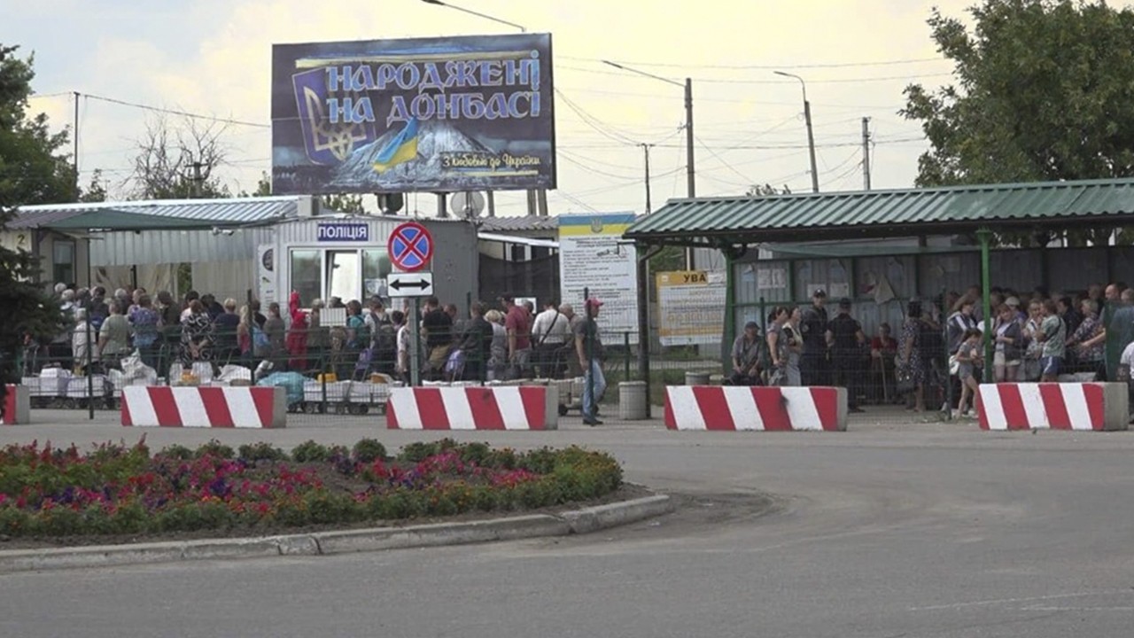 Поліція: Під час конфлікту на КПВВ у Станиці Луганській застосували газовий балончик. ФОТО  