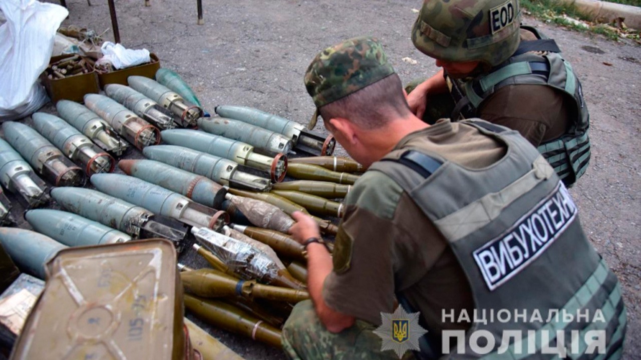 На Донеччині добровольці передали поліції 10 тонн зброї. ФОТО