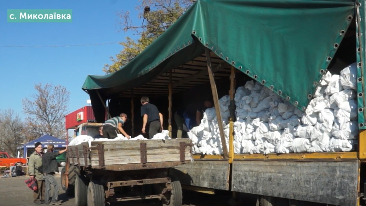 Благодійники допомагають жителям Донеччини паливними брикетами
