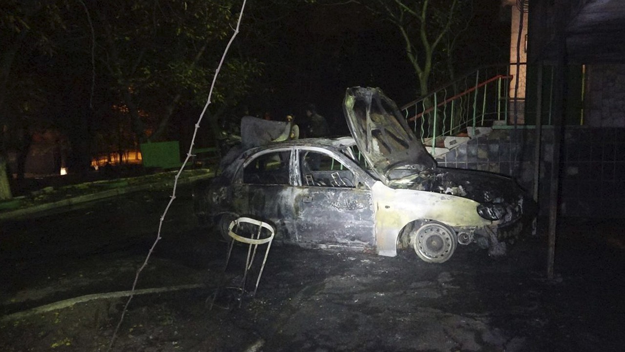 У Маріуполі вночі горіла автівка: вогонь перекинувся на багатоповерхівку. ФОТО