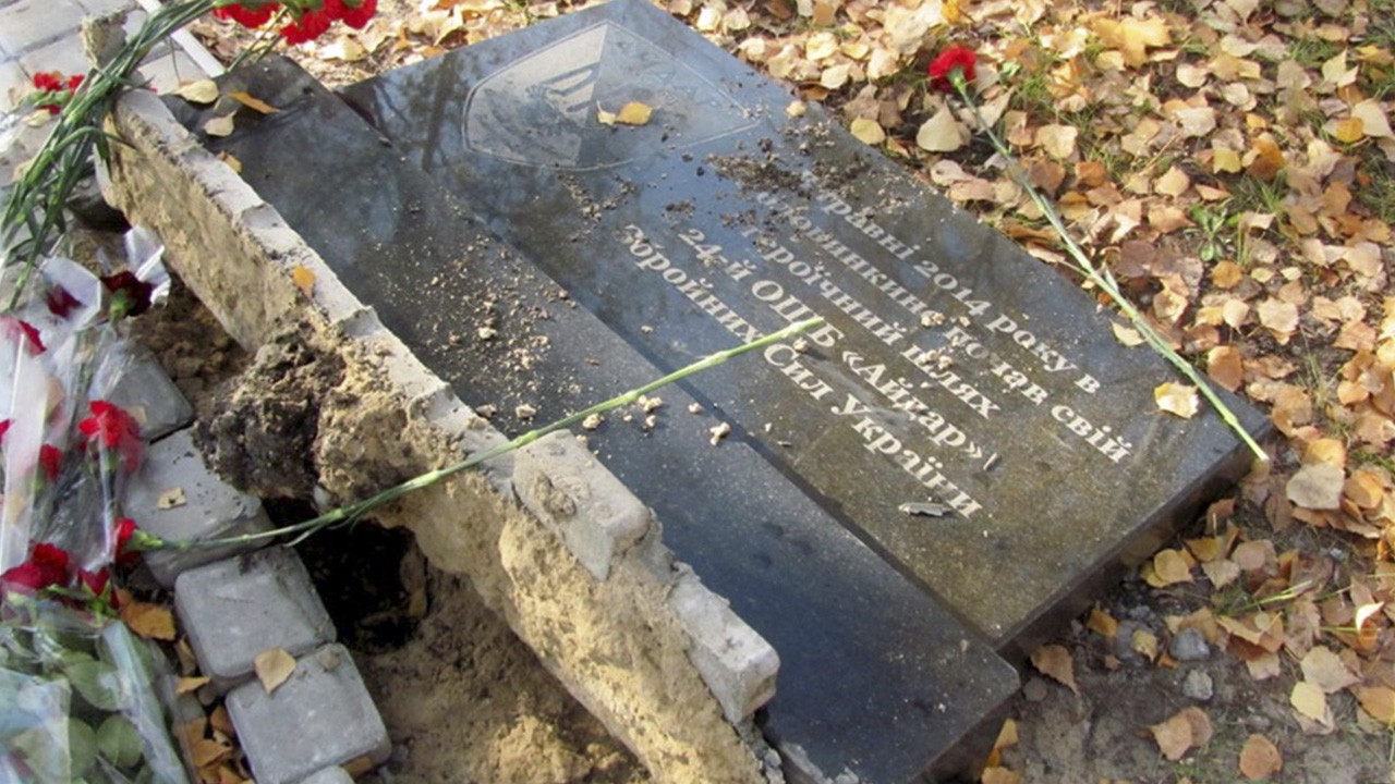 Невідомі зруйнували пам’ятний знак загиблим «айдарівцям» у Старобільському районі. ФОТО