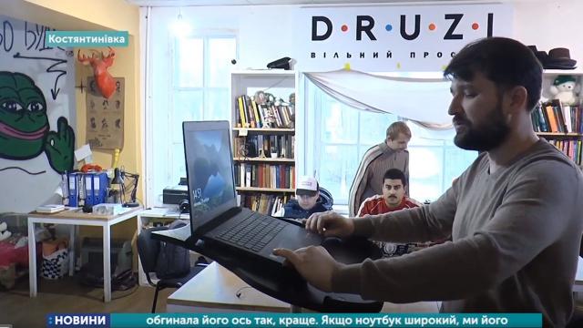 Житель Костянтинівки створив станцію для роботи з ноутбуком стоячи
